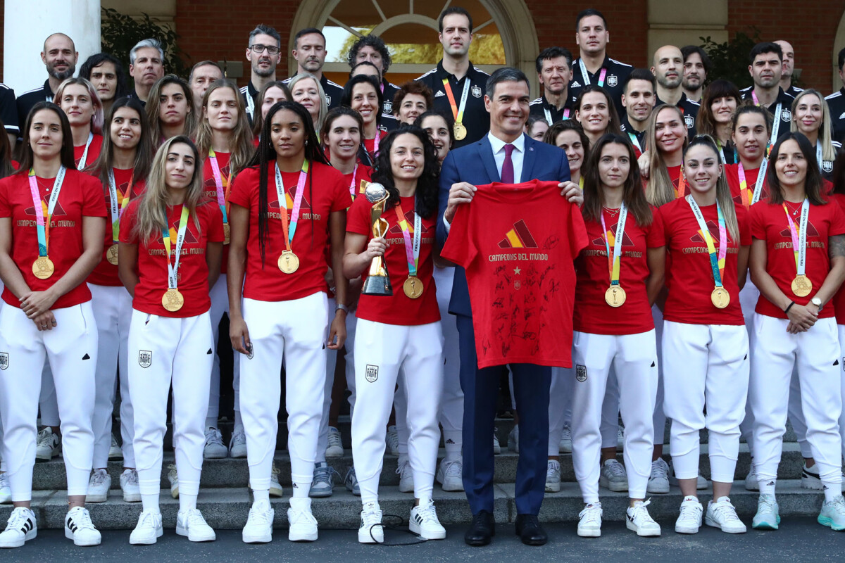 El presidente del Gobierno junto a las jugadoras de la selección femenina de fútbol Pool Moncloa/Fernando Calvo. La Moncloa, Madrid